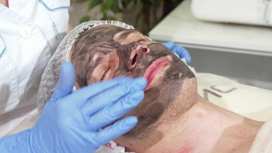 为男性客户的面部碳剥皮准备脸部美容学家视频