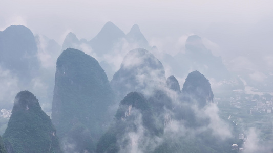 桂林山水烟雨漓江视频