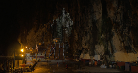 在巴图洞穴中马来西亚人看到洞穴内有石化物和寺庙视频