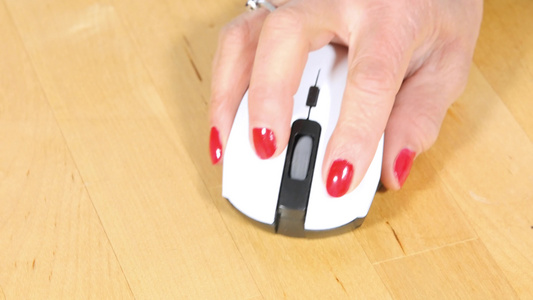 女性手握计算机鼠标视频