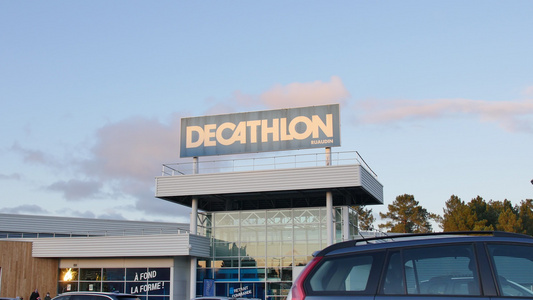 2020年12月29日法国Ruaudin店前DECATHLON视频