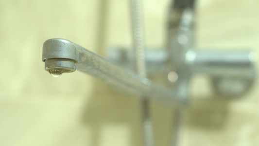 洗手间漏水的水龙头从搅拌器里滴水视频