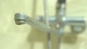 洗手间漏水的水龙头从搅拌器里滴水12秒视频