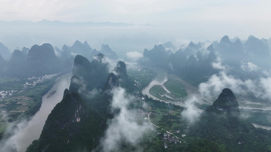 桂林山水烟雨漓江视频