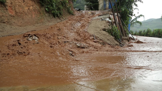 山区夏季山洪大水冲垮道路视频