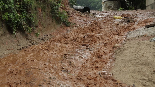 山区夏季山洪大水冲垮道路视频