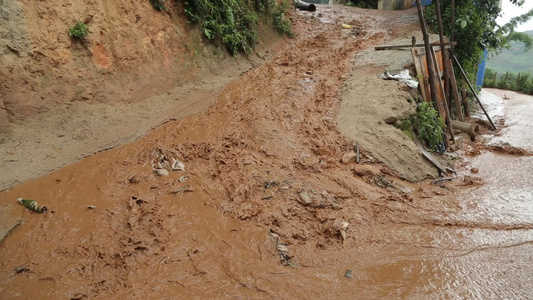 山区夏季山洪大水冲垮道路视频