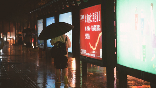 4K雨天夜晚的行人视频