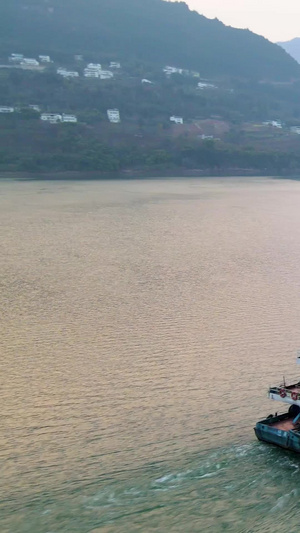 航拍长江中轮船陆续驶过长江经济带工业风82秒视频