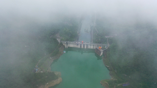 穿越云层俯瞰大坝的壮观景象航拍[坝堤]视频