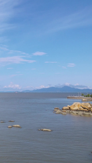 航拍蓝色海边欣赏海景的人群素材看海的人群35秒视频