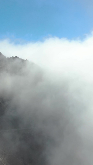 航拍云雾缭绕的高海拔山脉折多山视频自然风光46秒视频