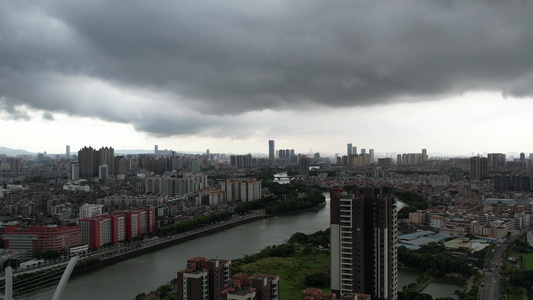 航拍乌云密布暴雨将至的城市视频