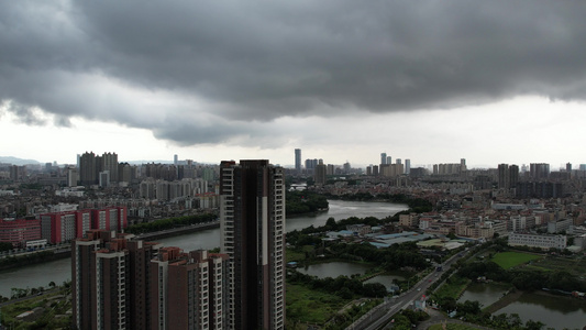 航拍乌云密布暴雨将至的城市视频