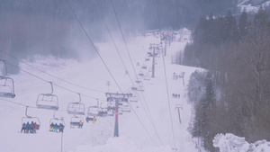 寒冬滑雪场索道缆车全景16秒视频