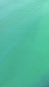 航拍海浪礁石蓝绿色海水视频