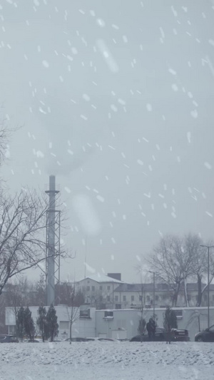 寒冬大雪纷飞的工业区13秒视频