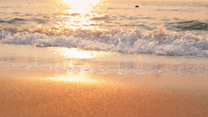 4K实拍清晨海浪冲刷着沙滩15秒视频
