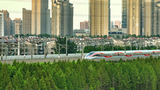 复兴号高速列车穿梭城市视频
