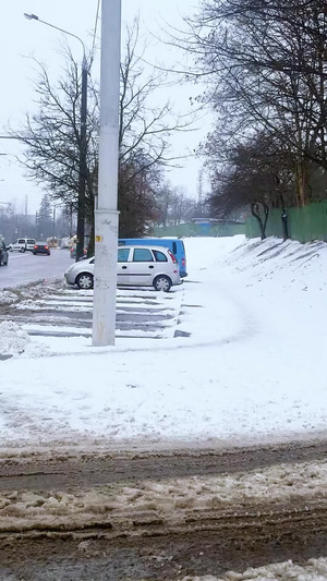 寒潮暴风雪过后街头铲雪暴风雪后10秒视频