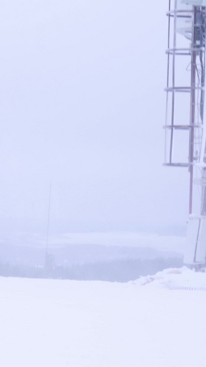 寒冬暴风雪滑雪运动场双板滑雪的人冬季运动10秒视频