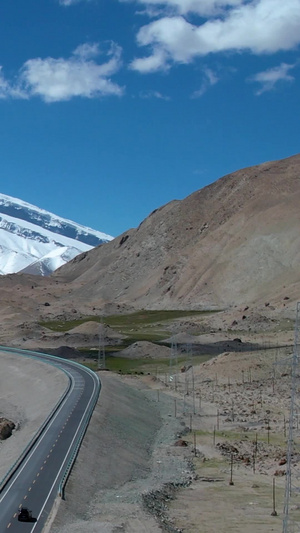 航拍新疆南部昆仑喀喇公路与雪山自然风光视频新疆旅游40秒视频