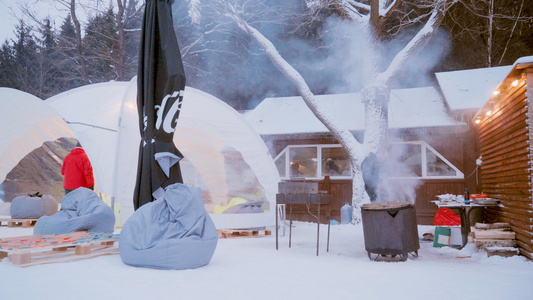 冬季雪地露营烧烤篝火视频