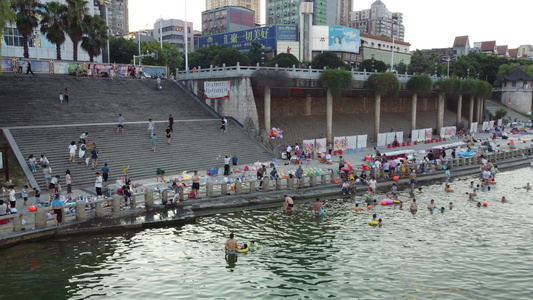 航拍湖南衡阳湘江夏季河畔游泳玩水的人视频