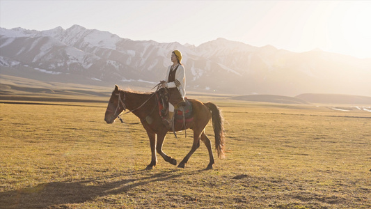 4K升格那拉提草原上骑马的少女视频