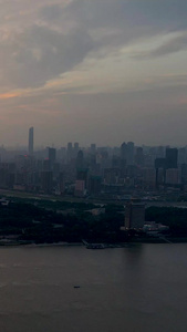 航拍晚霞天的武汉长江大桥和电视塔视频