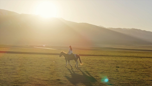 4K那拉提草原骑马的少女航拍视频