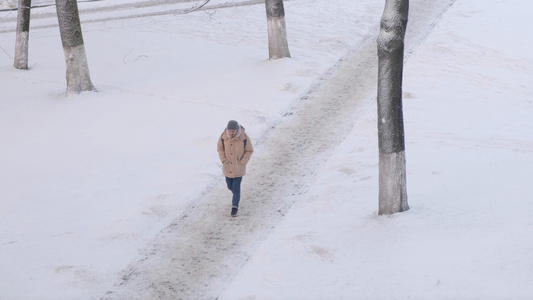 冬天雪地里行走的人视频