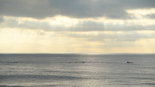 4K阳光穿透云彩照在海面上视频