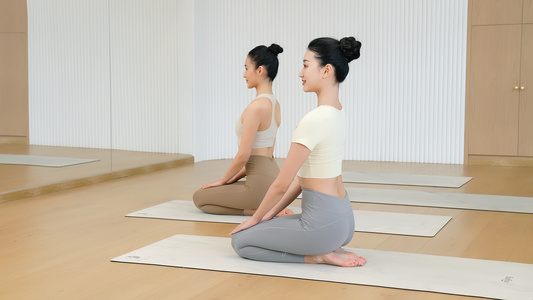 两个美女瑜伽锻炼跪坐视频