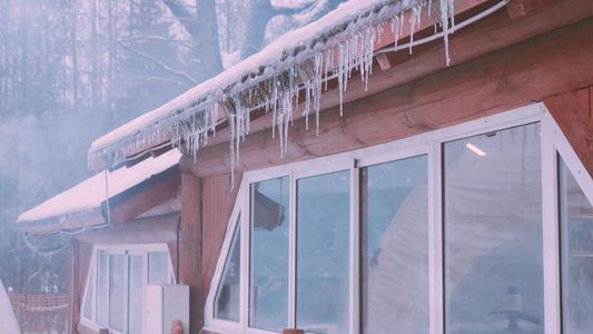 寒冬雨雪天气屋檐房屋冰锥视频