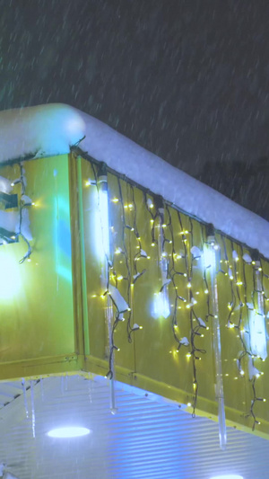 寒冬夜晚暴风雪医院药店雨雪堆积13秒视频