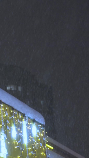 寒冬夜晚暴风雪医院药店雨雪堆积13秒视频