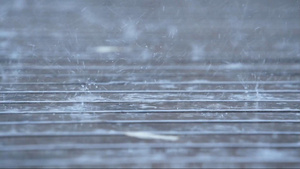 下雨天的木板地面49秒视频