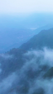 航拍群山之巅云雾缭绕仙境自然风光烟雨朦胧气候变化视频