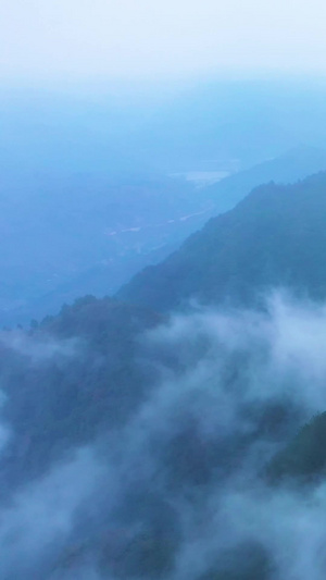 航拍群山之巅云雾缭绕仙境自然风光烟雨朦胧气候变化15秒视频