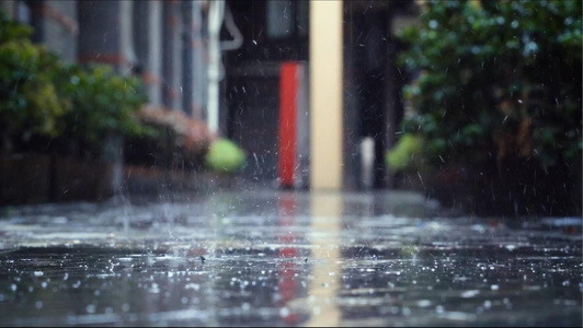 雨滴打在地上溅出水花视频