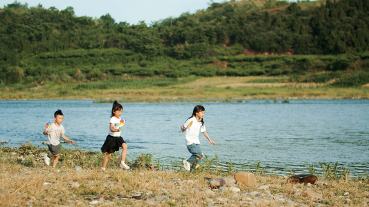4k实拍三个小朋友小溪边奔跑玩耍视频