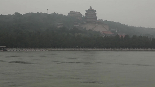 雨中颐湖园视频