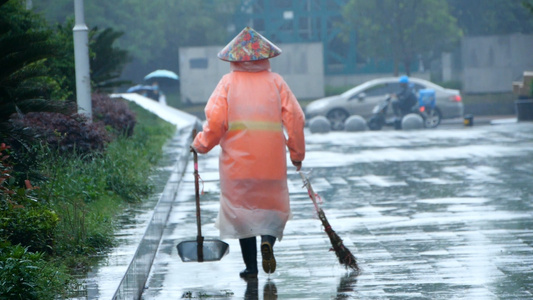 梅雨季升格环卫工雨中劳作清扫街道环卫工人视频