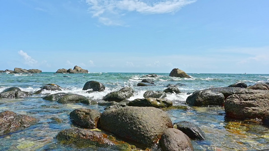 海南三亚蜈支洲岛海岸线上的礁石白沙滩海浪慢动作视频