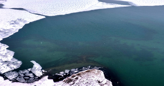 新疆喀拉库里湖喀湖下雪天航拍视频