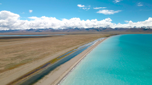 航拍纳木错圣湖碧绿湖水线视频