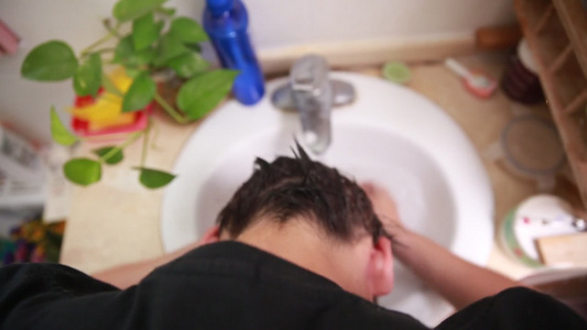 洗手池洗头发护发视频