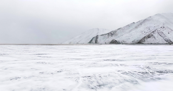 新疆喀拉库里湖喀湖下雪天航拍视频