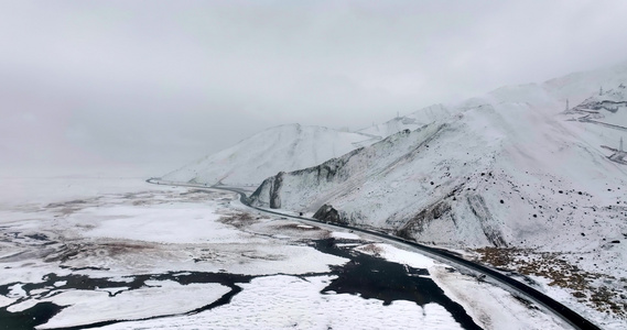 新疆喀拉库里湖喀湖下雪天航拍视频